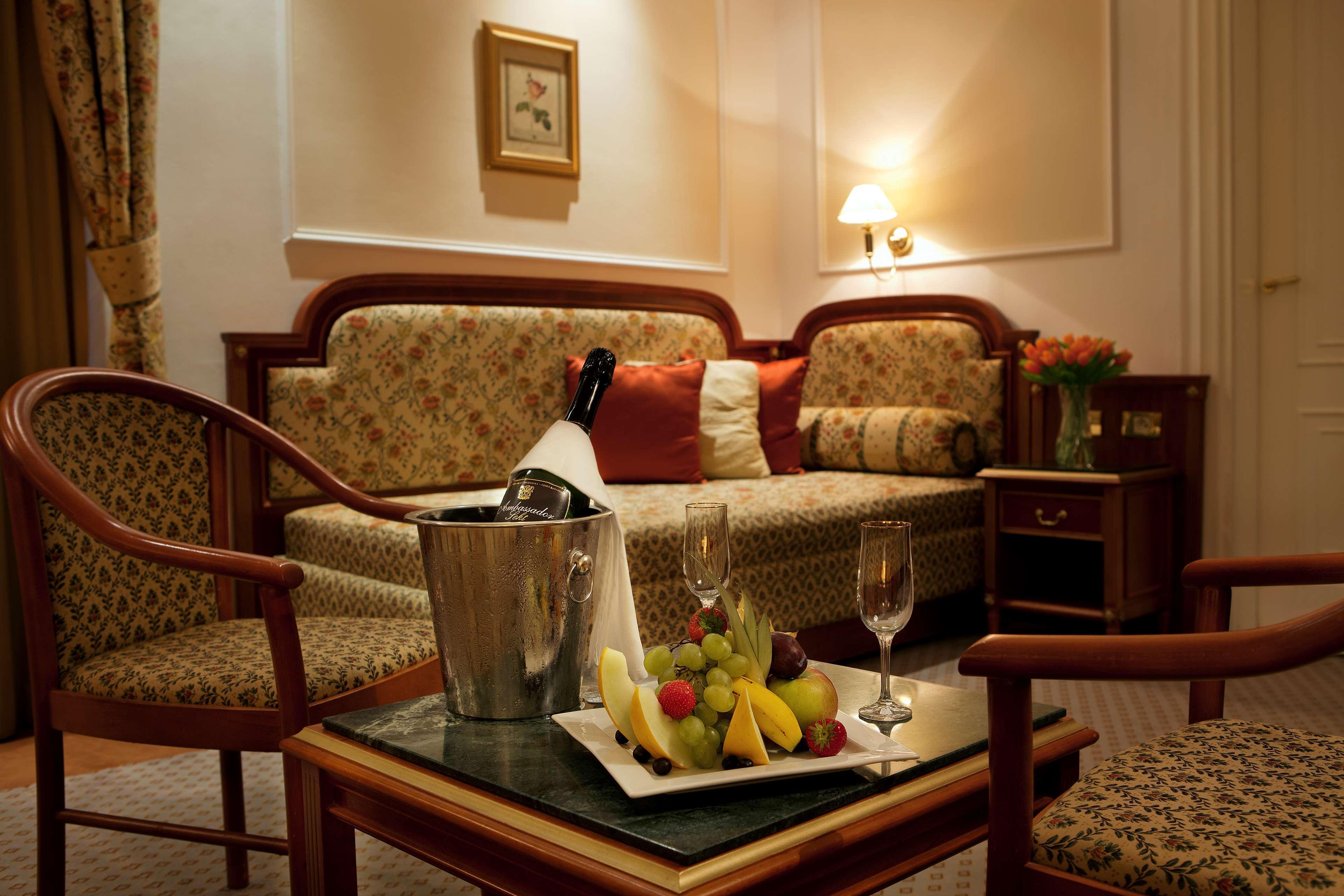 Ambassador Zlata Husa Prague Phòng bức ảnh A suite at the hotel