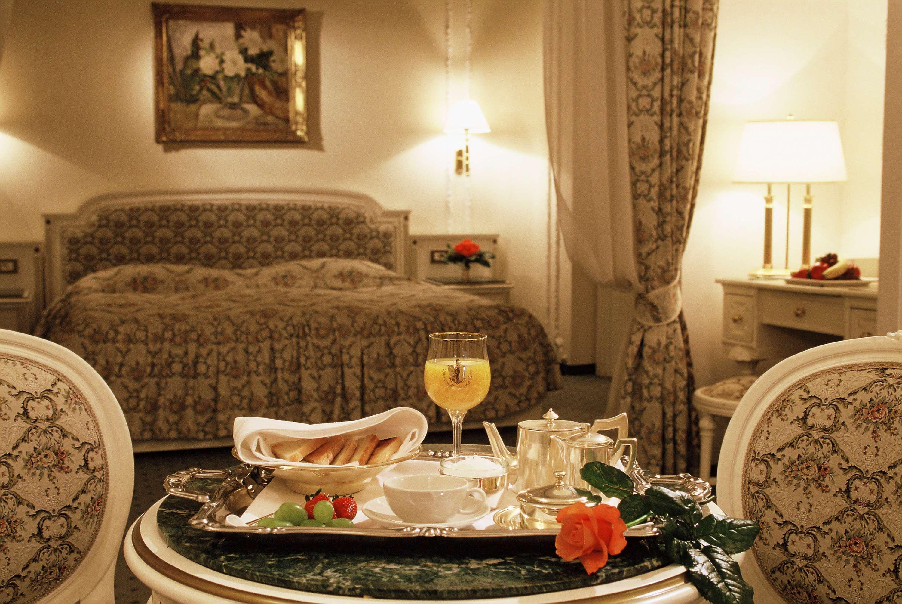 Ambassador Zlata Husa Prague Phòng bức ảnh A room at the hotel