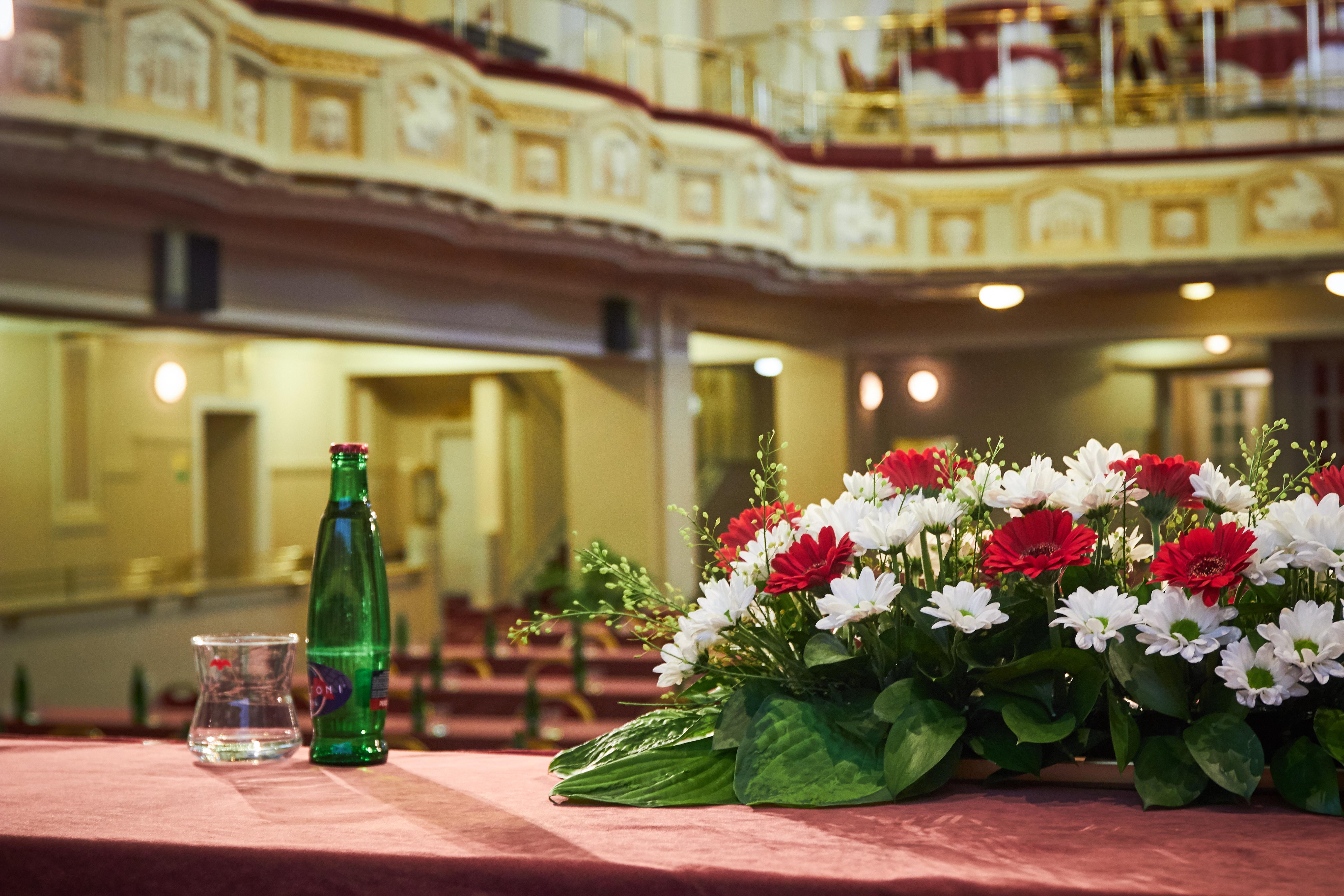 Ambassador Zlata Husa Prague Ngoại thất bức ảnh The stage of the theatre
