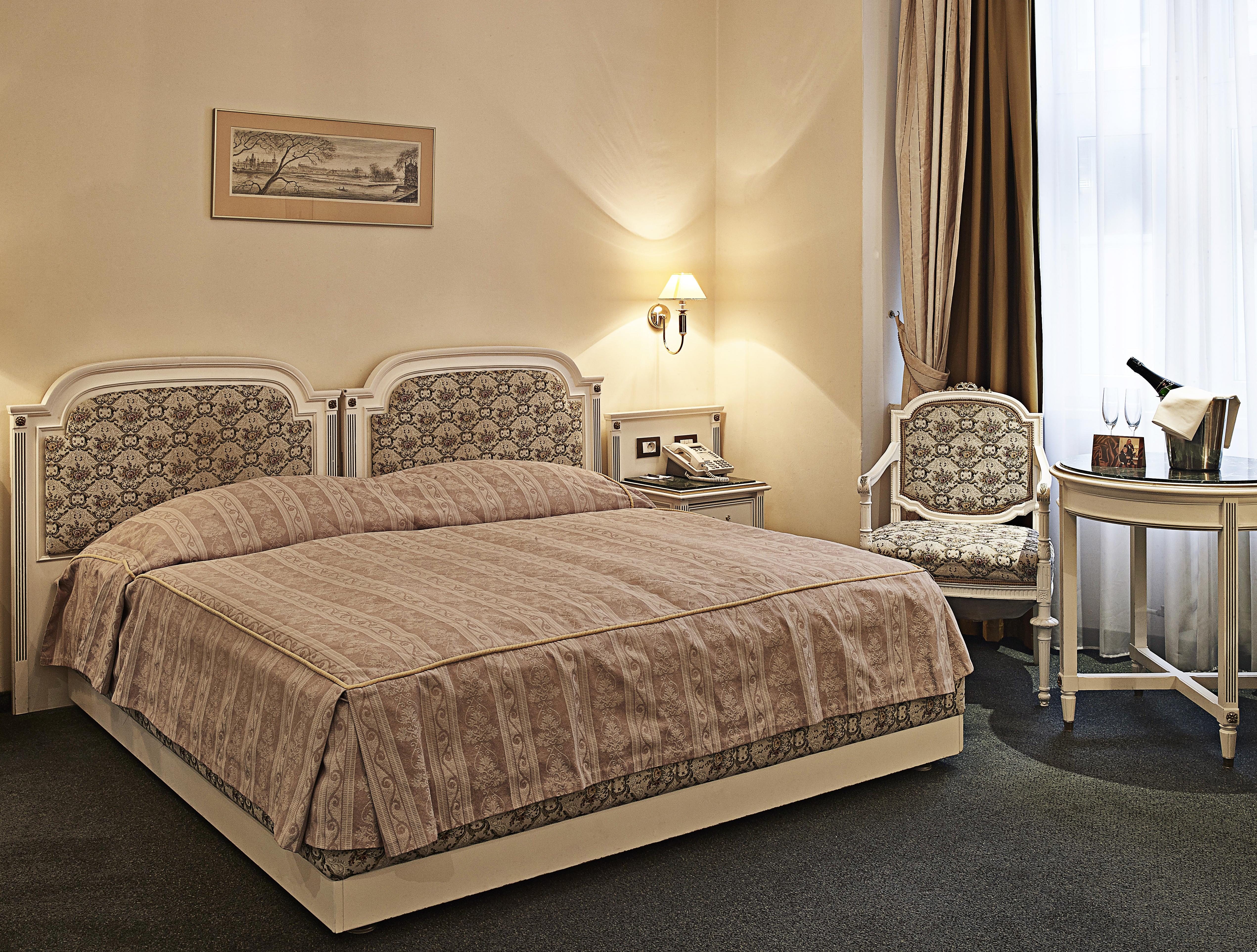 Ambassador Zlata Husa Prague Ngoại thất bức ảnh A bedroom in the hotel