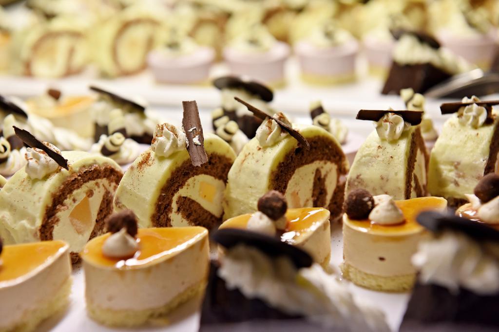 Ambassador Zlata Husa Prague Ngoại thất bức ảnh Petit fours