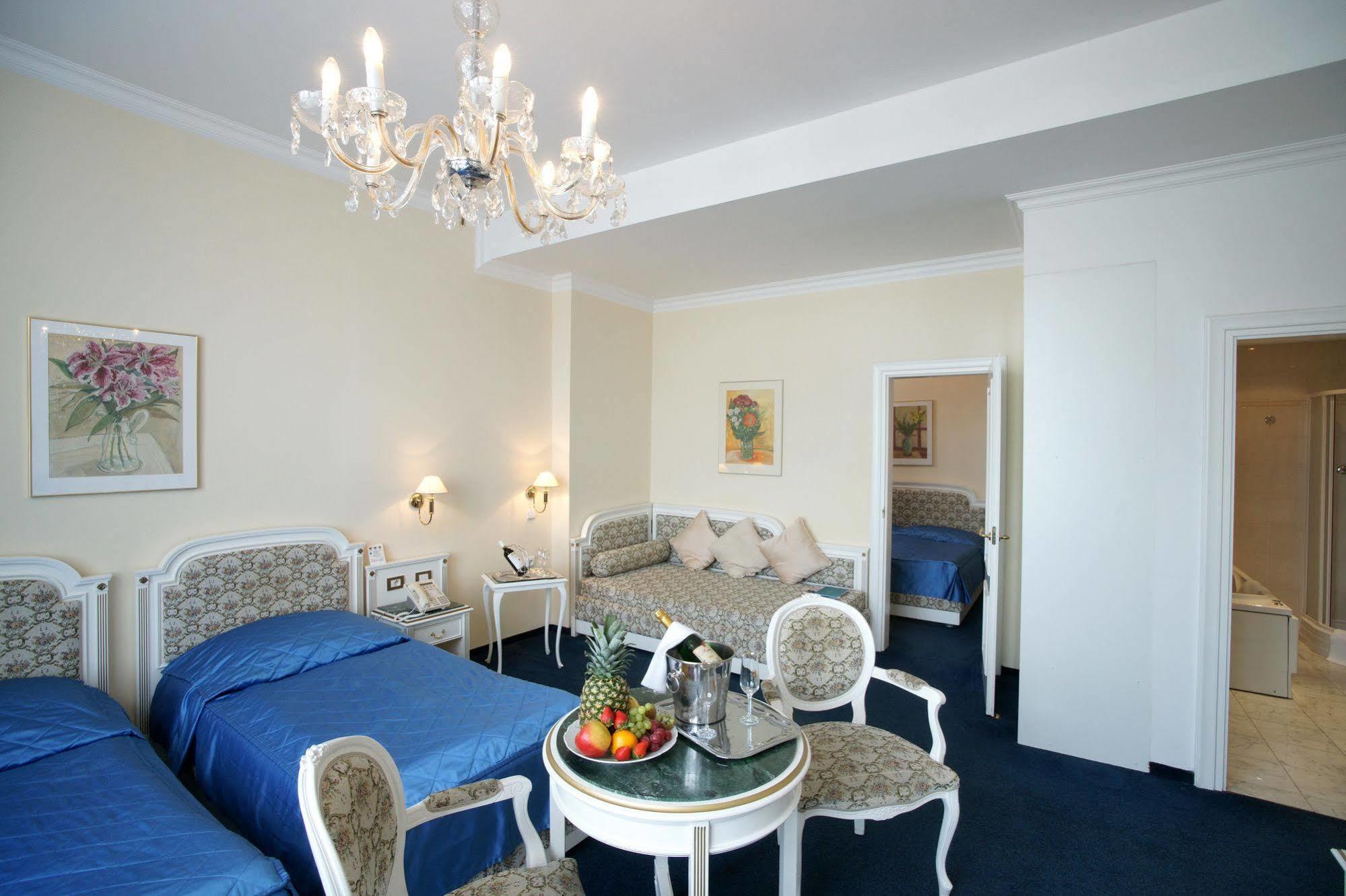 Ambassador Zlata Husa Prague Phòng bức ảnh A suite at the Grand Hotel